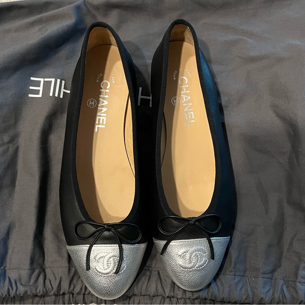 Chanel Women's Ballet Flats Black/Silver Size 38.5 Metallic CC Cap Toe EUC